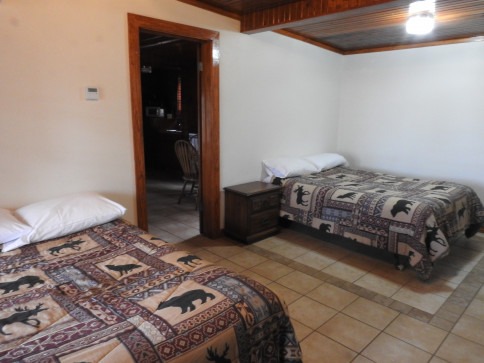 Bedroom with two beds in cabin at Swaha Lodge & Marina.