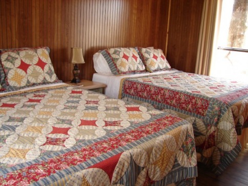 Two beds in Clumsy Owl cabin at Swaha Lodge & Marina.