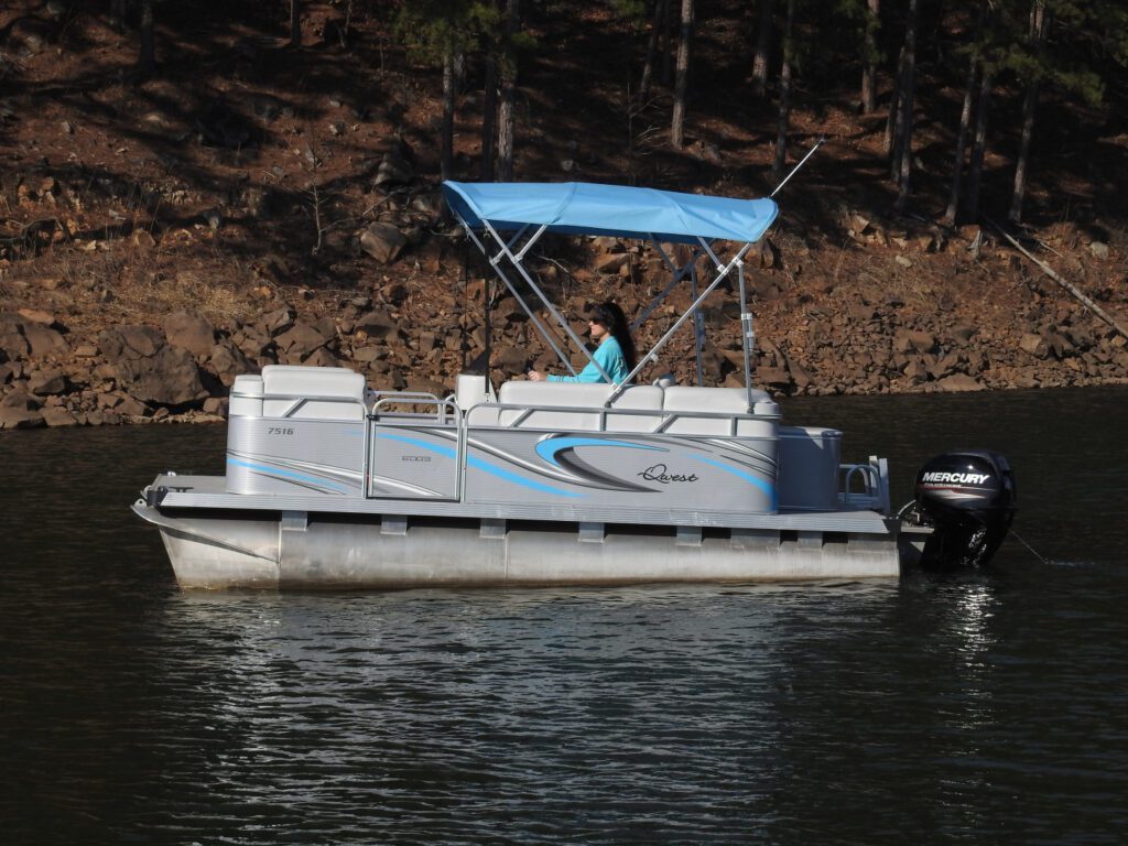 Min Pontoon on the lake at Swaha Lodge & Marina.